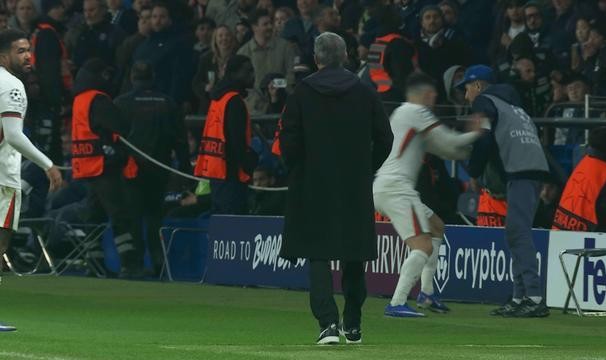 开元官方网站-切尔西2-5惨败巴黎！内托怒推球童引冲突，致敬阿扎尔？